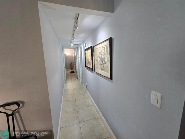 Building Photo - 669 W Oakland Park Blvd
