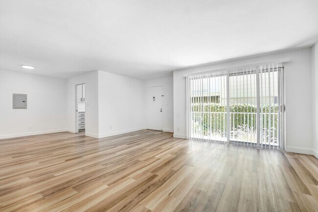 Interior Photo - 843 18th St in Santa Monica.  Steps to Montana Ave!