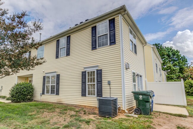 Building Photo - 3 Bedroom Townhouse in Wakefield with 1 Ca...