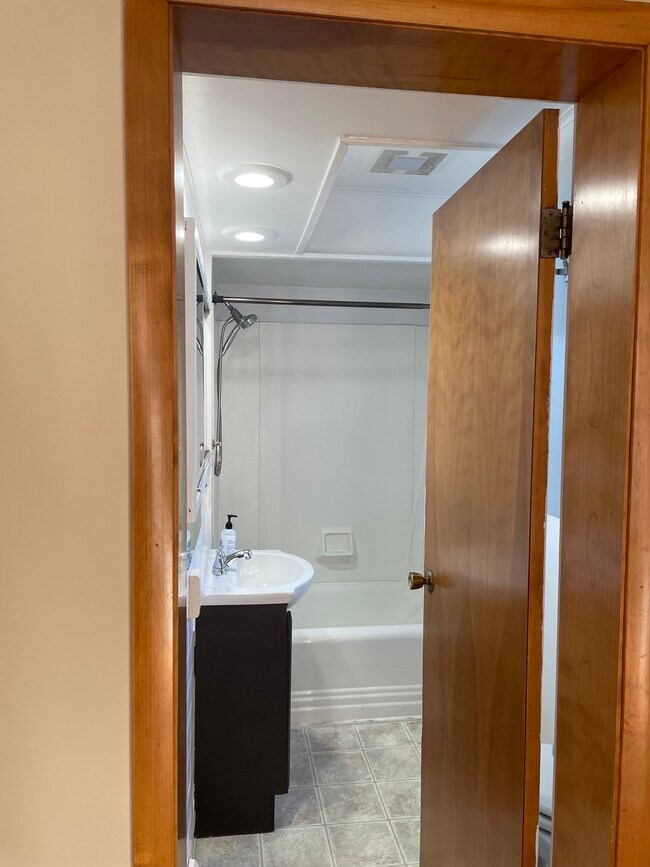 Building Photo - 556 E 5th St