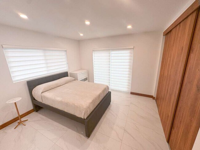 Building Photo - 2216 NW 4th Ave