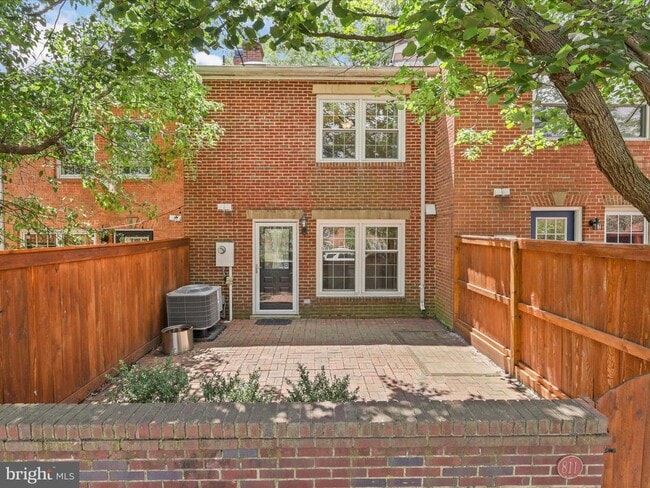 Building Photo - 811 Gibbon St