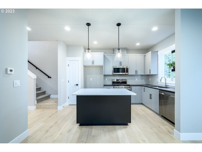 Building Photo - Beautiful Pet Friendly 3 Bedroom, 2.5 Bath House in Newberg