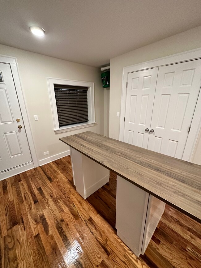 Building Photo - 845 W Agatite Ave