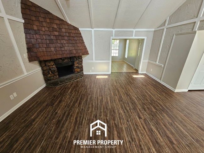 Building Photo - Move-In Ready 3BR Gem in Memphis - Cozy Fireplace, Tile Dining & Private Yard