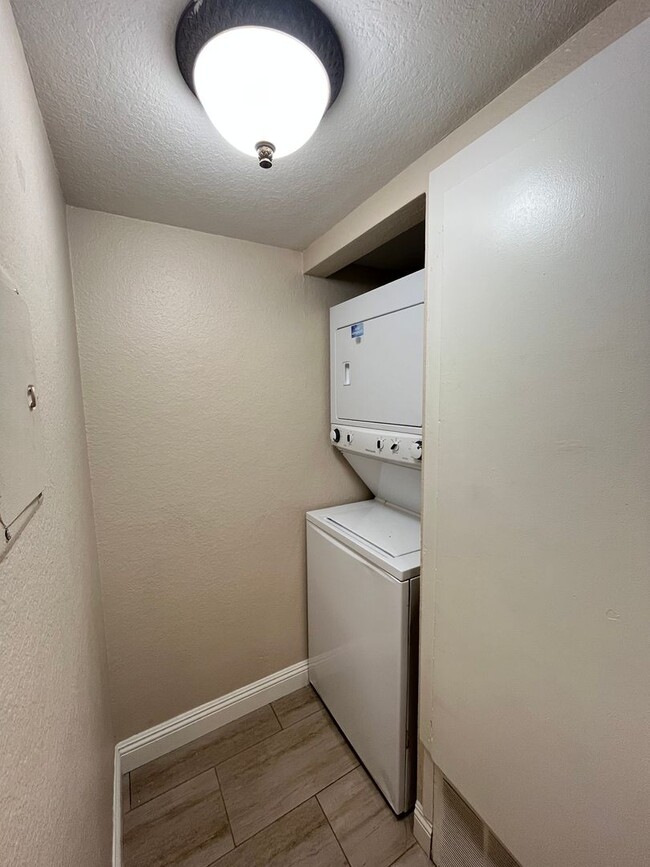 Building Photo - BEAUTIFULLY UPGRADED 1 STORY CONDO