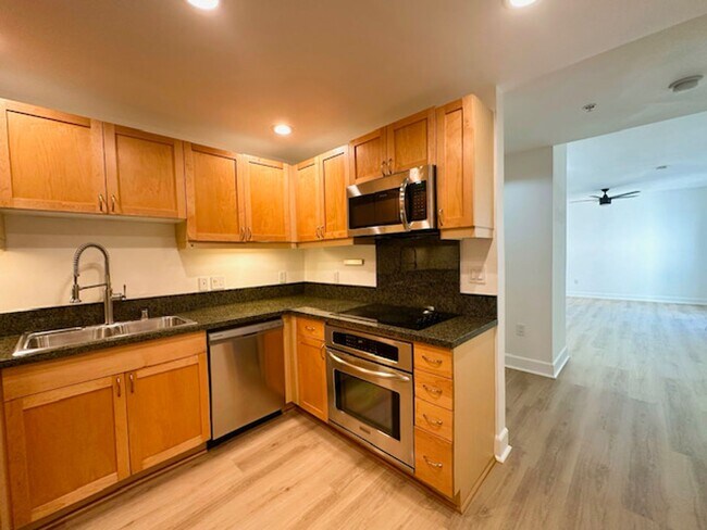 Building Photo - Welcome to this spacious studio in the hea...