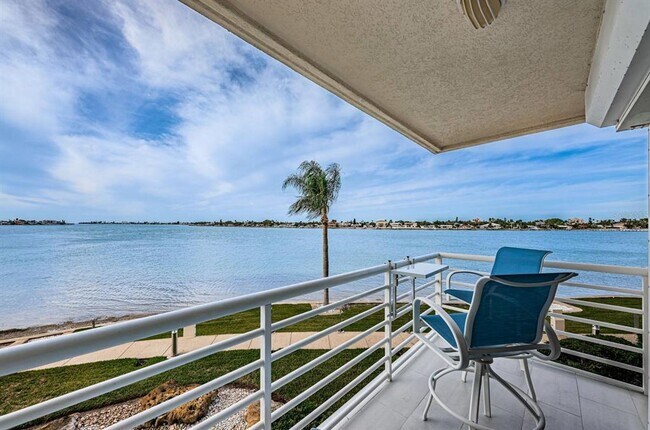 Building Photo - 6105 Bahia Del Mar Cir N