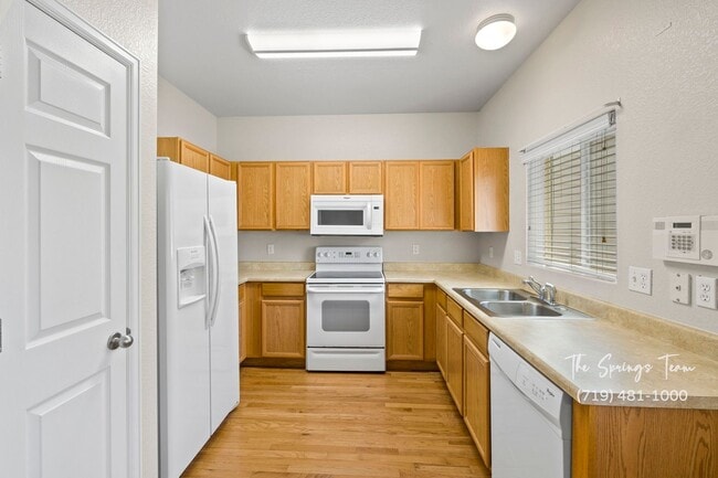 Building Photo - Charming 2-Bedroom Townhome in Central Col...