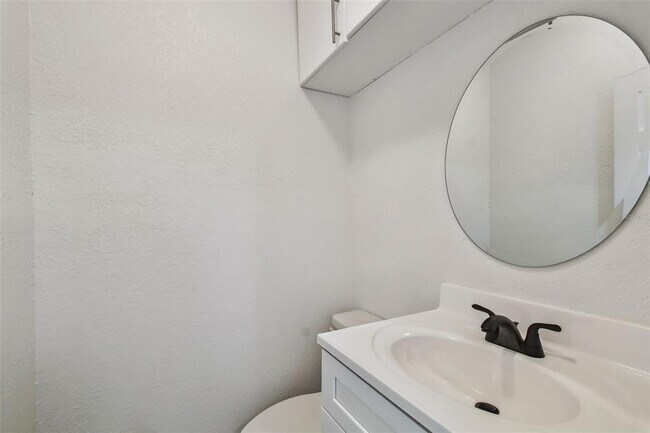 Building Photo - 4802 W Longfellow Ave