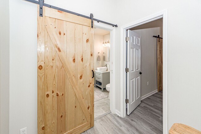 Building Photo - 3 BD 2.5 Bath Charming Home