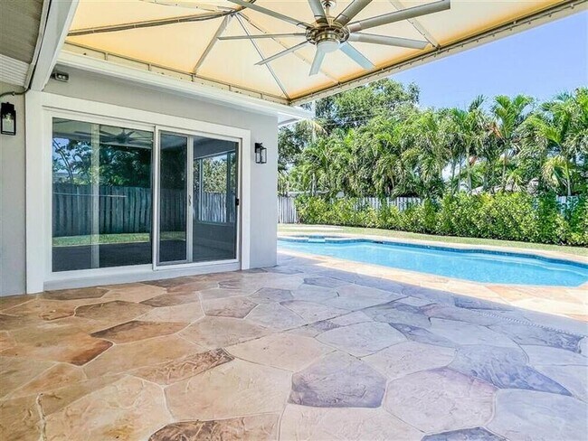 Building Photo - 2011 NE 31st St