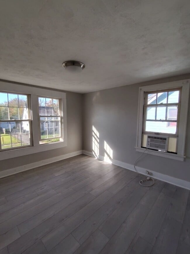 Building Photo - 1627 Woodbine Ave SE