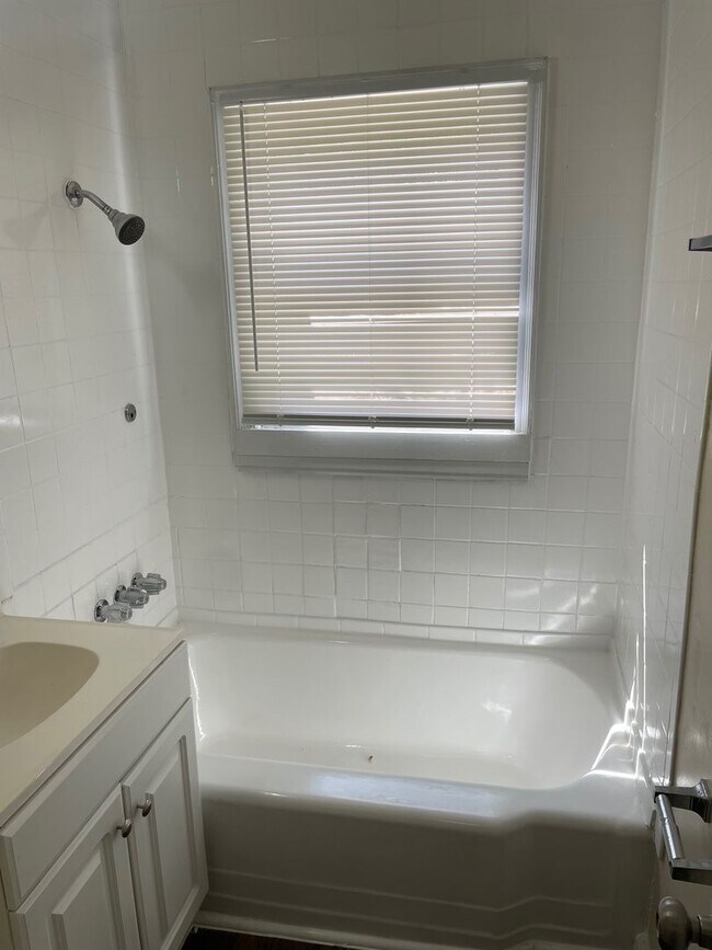Building Photo - 2 bed, 1 bath located in High Point!