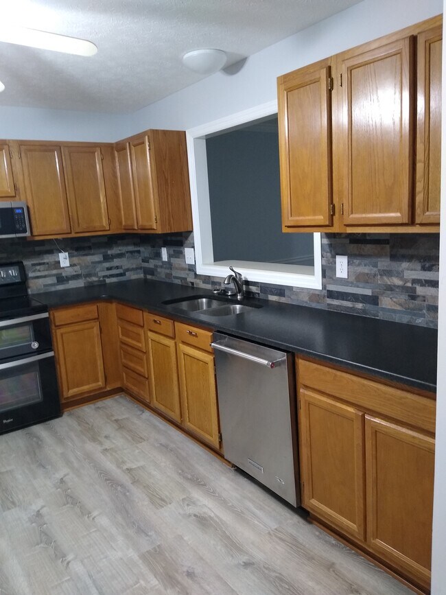 Building Photo - 103 Pinewood Dr