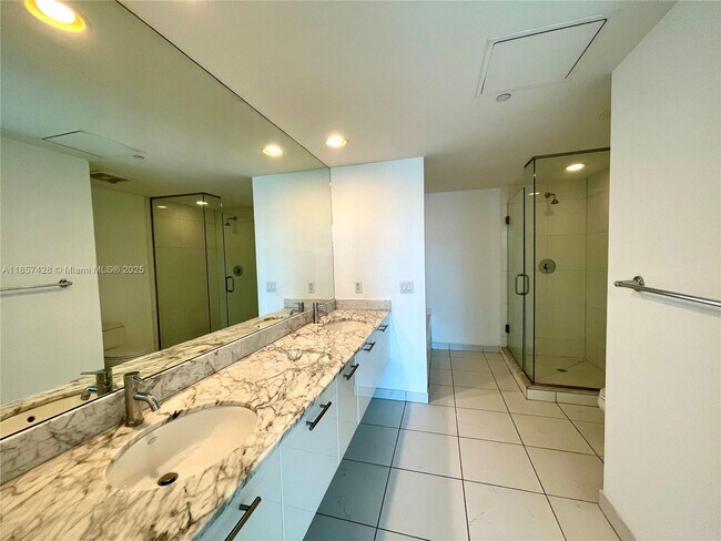 Building Photo - 500 Brickell Ave