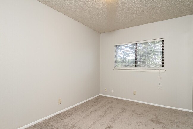 Building Photo - 6854 Park Haven