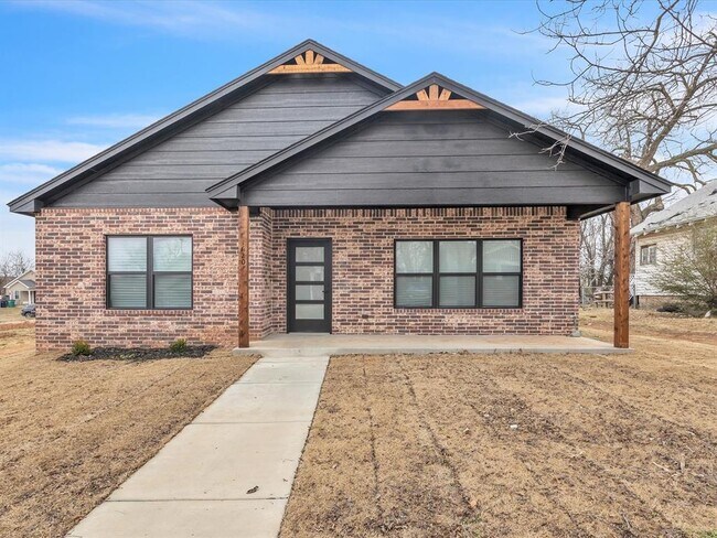 Primary Photo - 1620 E Park Pl