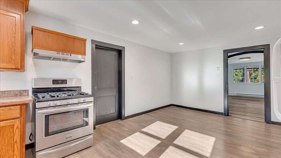 Building Photo - 960 Main St