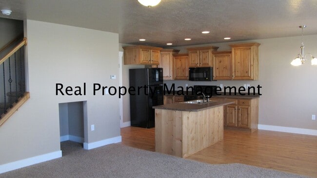 Building Photo - A Fantastic 3 bedroom, 2.5 bath Town Home ...