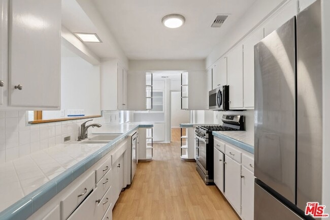 Building Photo - 18080 Karen Dr