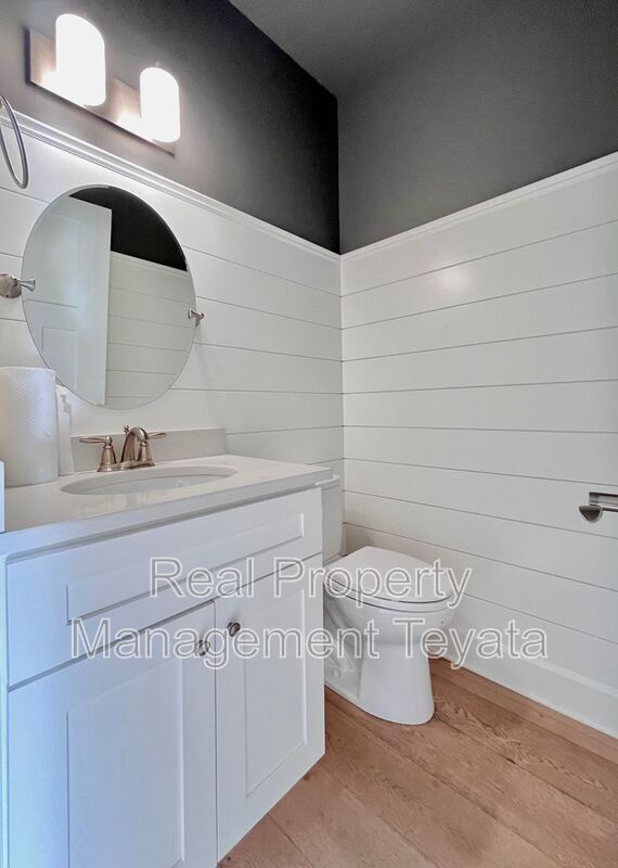 Building Photo - 810 Sisters Ct