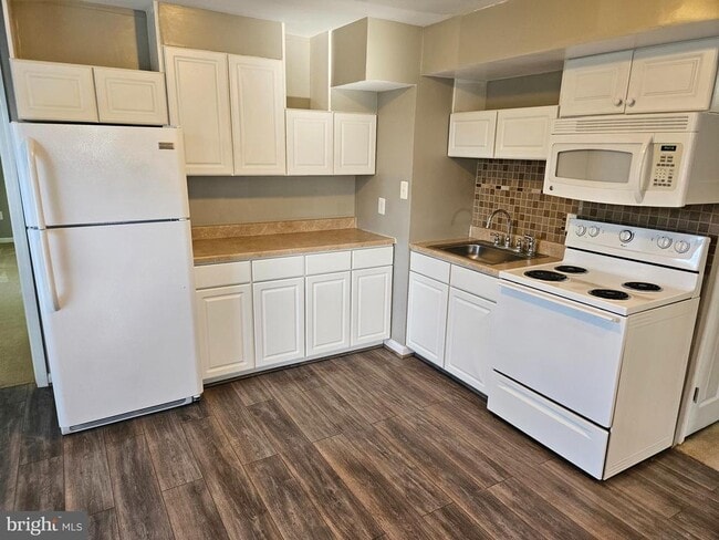 Building Photo - 9296 Hillis Ct