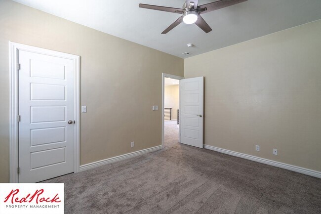Building Photo - Stunning 4 Bedroom Home. Dog friendly!