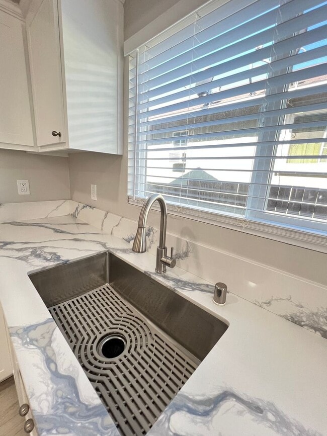 Building Photo - Craftsman Beauty with Upgrades | 2 Bed | 1...