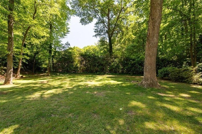 Building Photo - 445 Forest Hills Dr