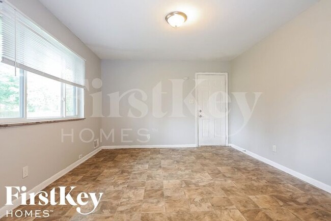 Building Photo - 5844 Sylvan Dr