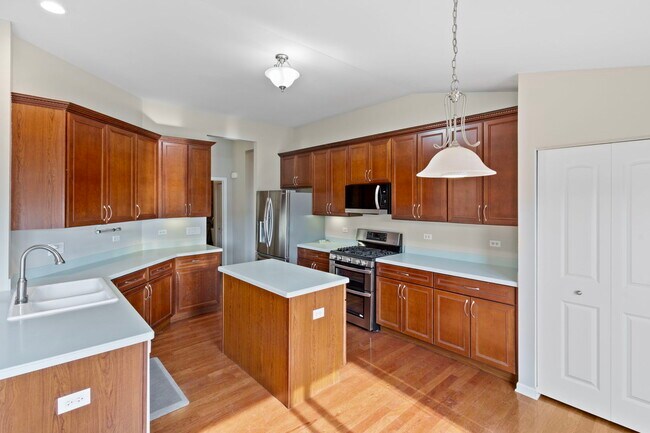 Building Photo - 115 Clover Dr