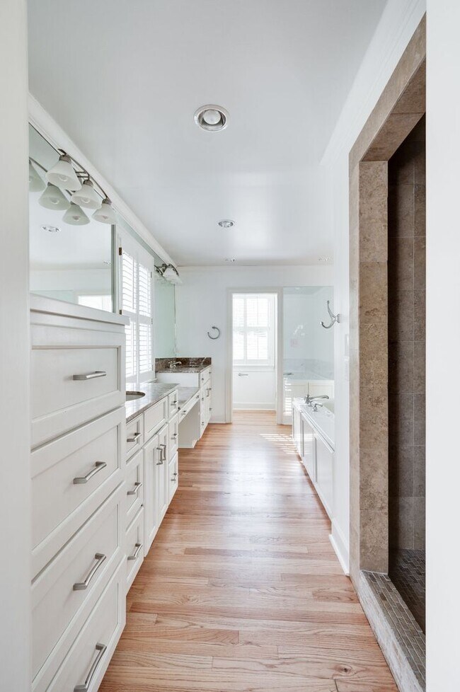 Building Photo - Fantastic renovated 5BE/4BA family home on beautiful oversized private Lot in the heart of Belle ...