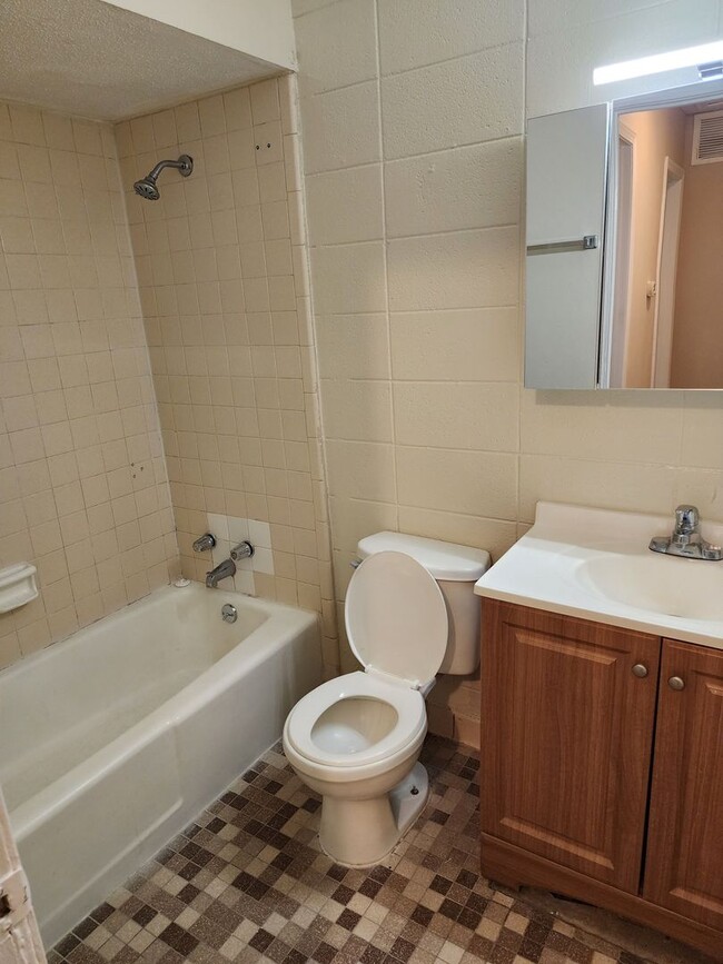 Building Photo - Comfy One Bedroom Apartment