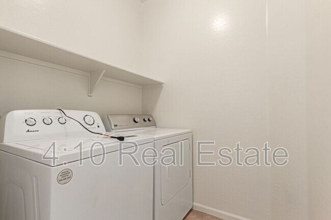 Building Photo - 463 W Canary Way