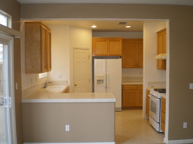 Building Photo - Natomas 4bd/2.5bth Single Family Home
