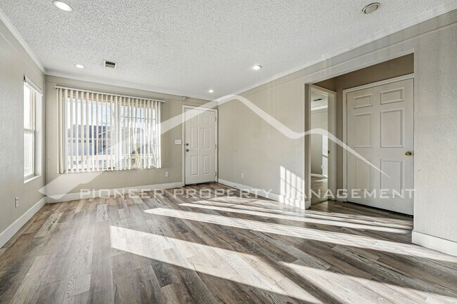 Building Photo - Spacious 3-Bedroom Home with Modern Features and Private Yard