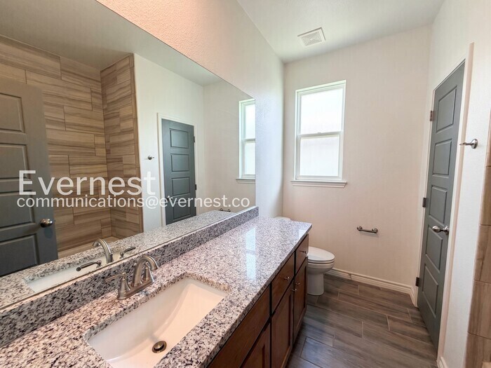Building Photo - 2231 Hornbeam St