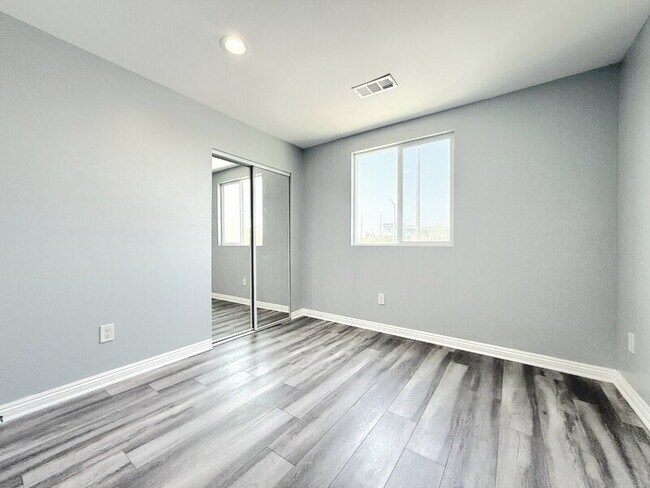 Building Photo - 320 E 55th St