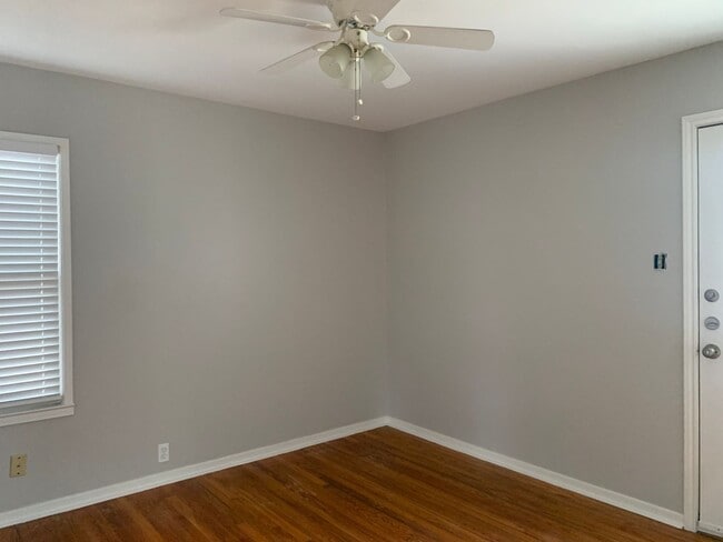 Building Photo - 726 Sheridan Dr