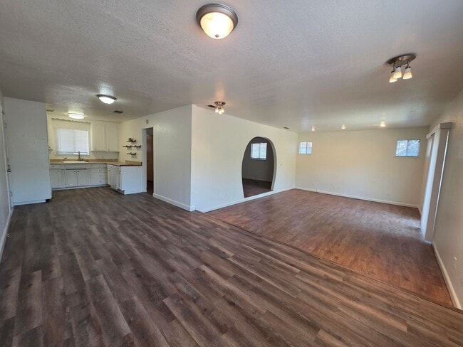 Building Photo - 4 bedroom single story near freeway & shop...