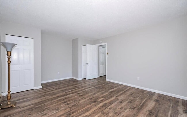 Building Photo - Bright & Spacious Unit with Natural Light