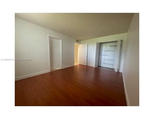 Building Photo - 10845 SW 112th Ave