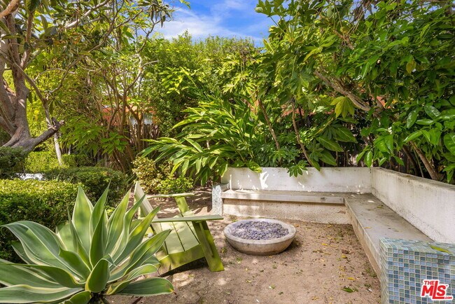 Building Photo - 1134 N Poinsettia Pl