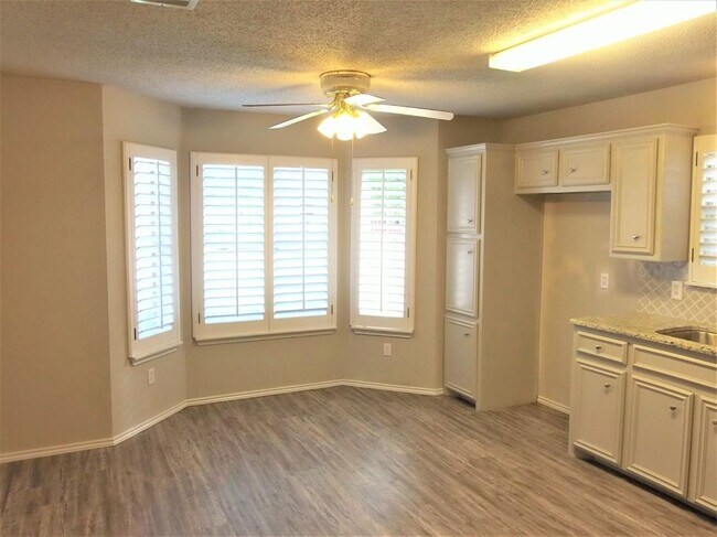 Building Photo - Beautifully Updated 3 bed 2 bath