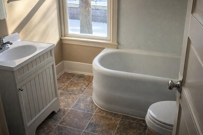 Building Photo - 326 2nd Ave NE