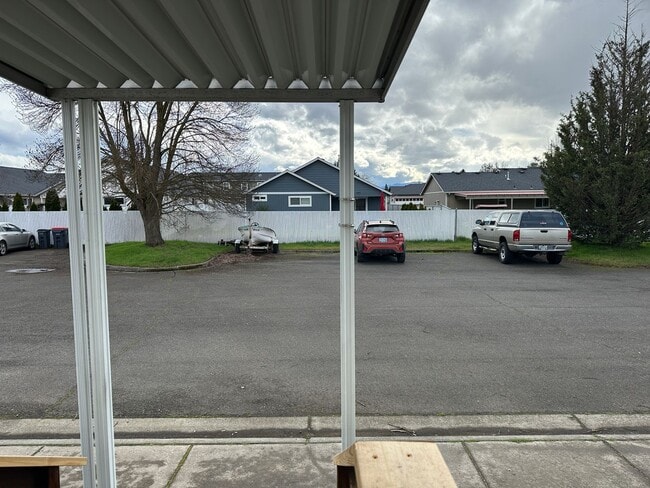 Building Photo - Beautiful 3 Bedroom 2 Bath Home Available Now