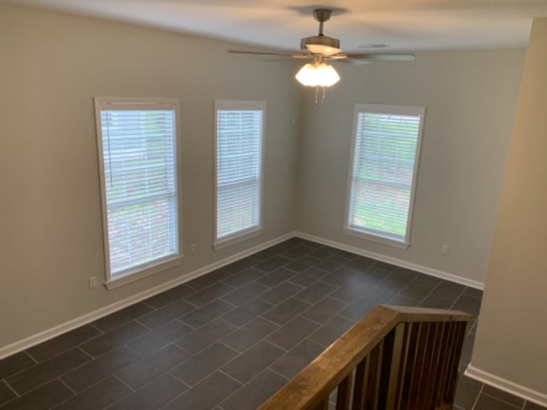 Building Photo - 165 Grove Hl