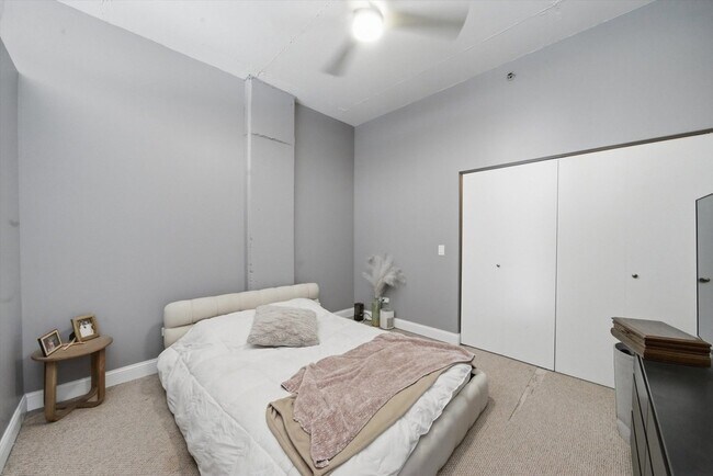 Building Photo - 910 W Madison St