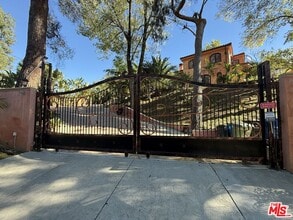 Building Photo - 4536 Vanalden Ave